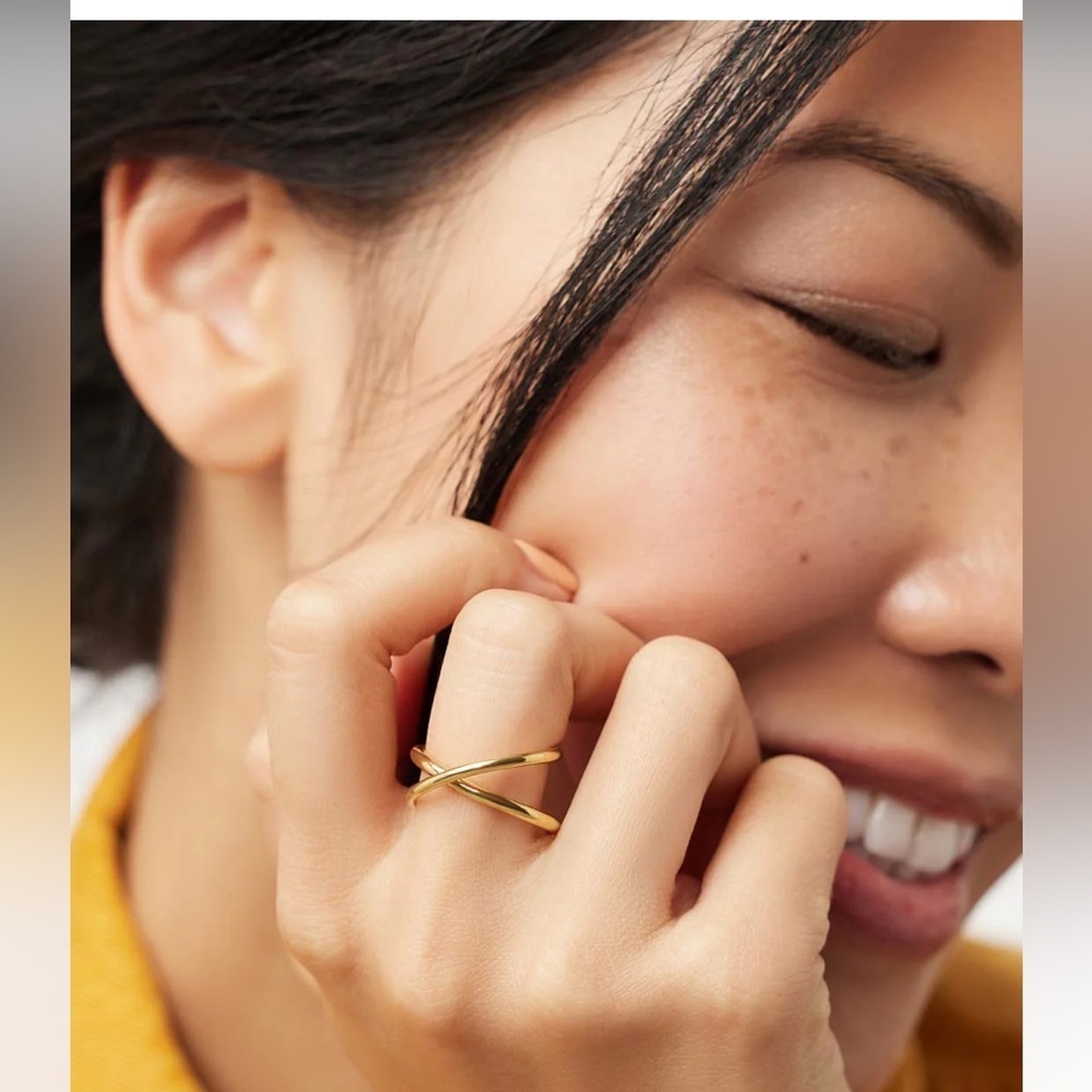 ANA LUISA BEAUTIFUL GOLD REN RING . Size 7 . New.